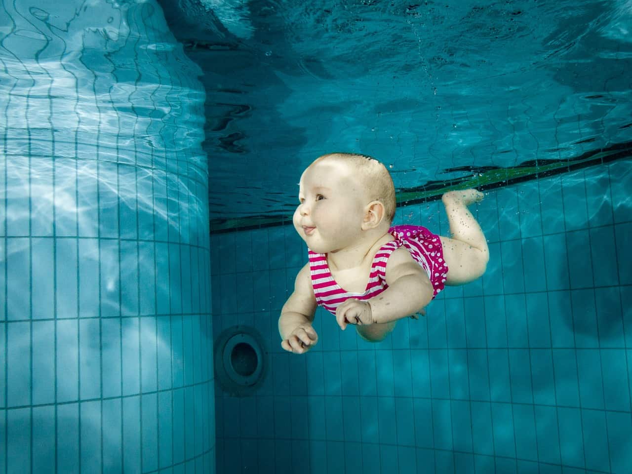 Babyschwimmen ist in – Rotaviren schwimmen mit baby schwimmen unterwasser familie mädchen wasser