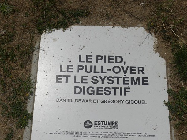 Die drei kolossalen Betonfiguren "Le pied, le pull-over et le système digestif", der Fuß, der Pullover und das Verdauungssystem