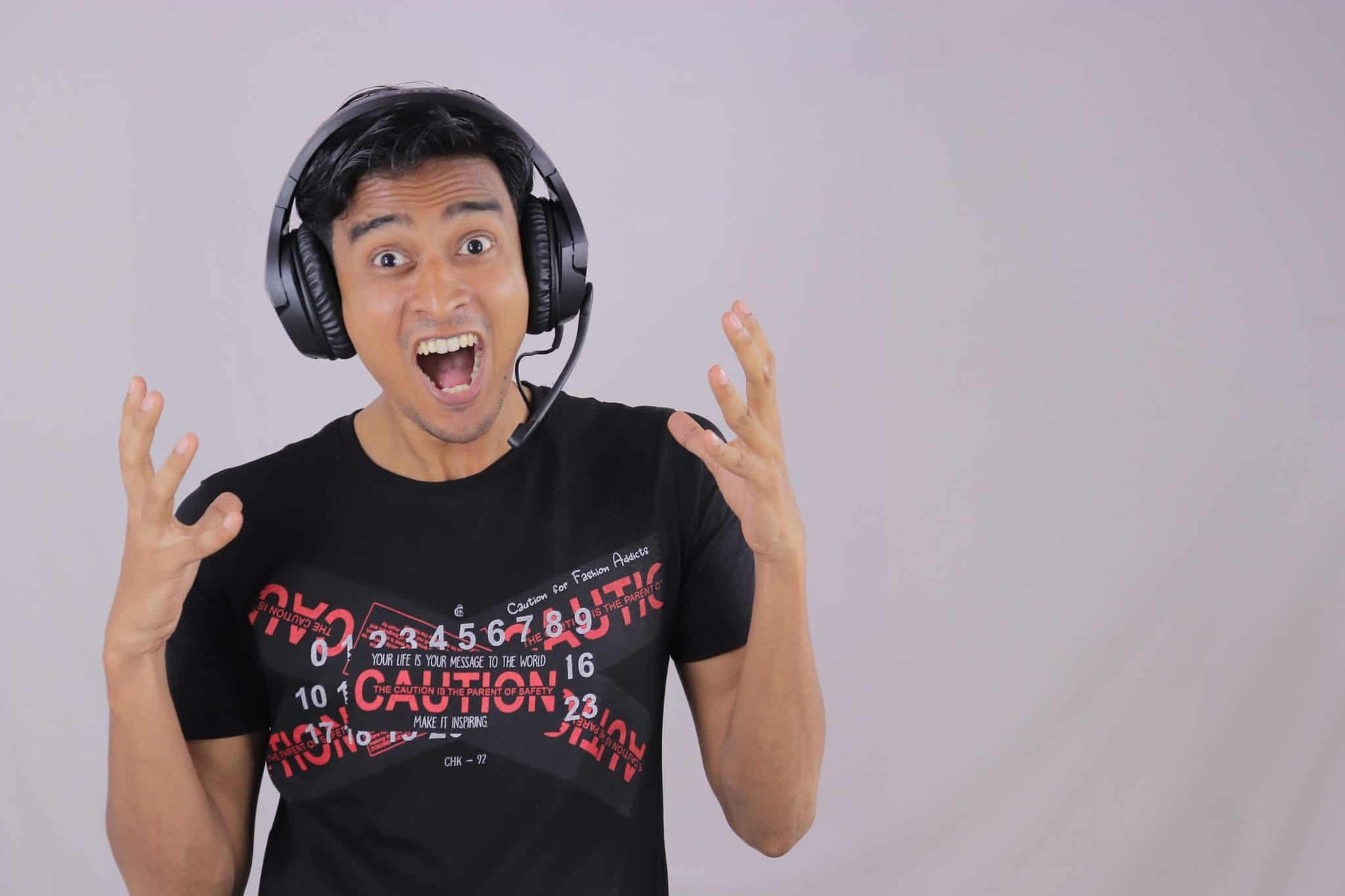 hörtest, headset, mann trägt ein headset, kopfhörer