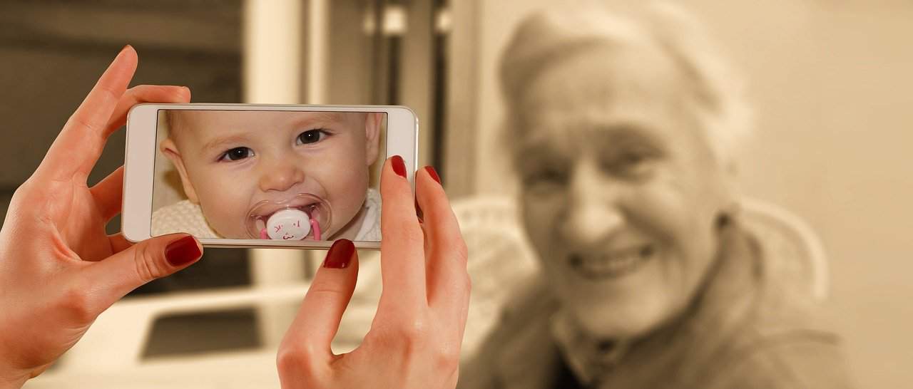 Erst Karriere, dann Kind Smartphone Gesicht Frau Alt Baby Jung Kind