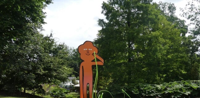 Immer der grünen Linie entlang Kunstparcours durch Nantes entlang der Grünen Linie. Parkfigur im Botanischen Garten von Jean Jullien