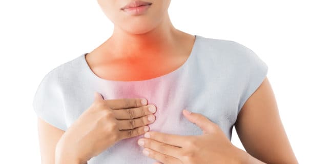 Sodbrennen ist ein unangenehmes und häufiges Problem während der Schwangerschaft. Hier sind sechs Dinge, die Sie über Sodbrennen während der Schwangerschaft wissen sollten. Sodbrennen in der Schwangerschaft, Girl with symptomatic acid reflux.