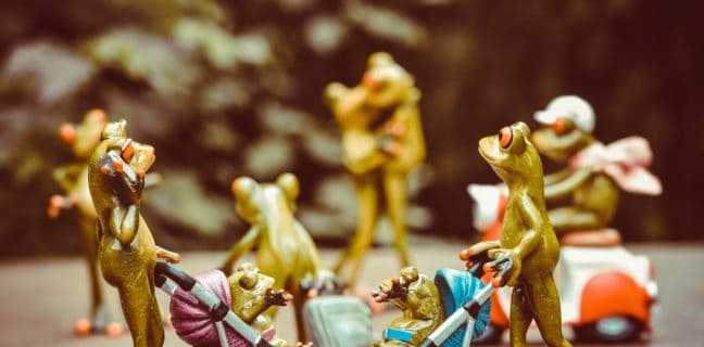 COSMO – Der neue Kinderwagen von teutonia verbindet modernes Design mit Funktionalität – Kinderwagen sind heute längst mehr als ein reiner Gebrauchsgegenstand frösche, straßenszene, kinderwagen