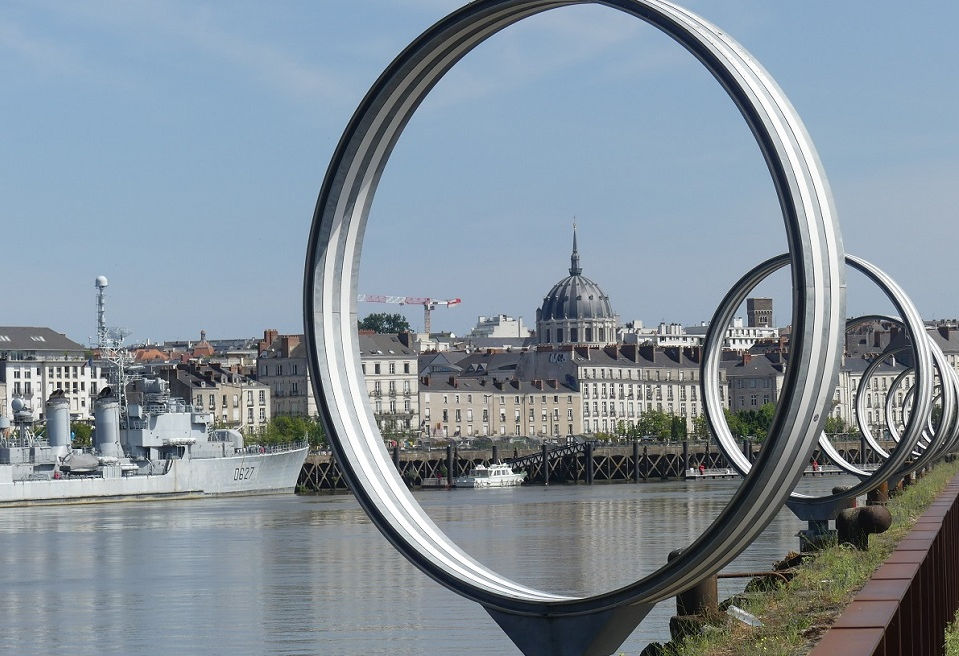 Kunst am Kai von Nantes: Les Anneaux, die Ringe, von Daniel Buren