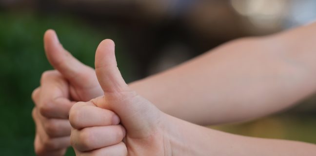 Schnuller oder Daumen? schnulller oder daumen, daumen hoch, positiv, geste