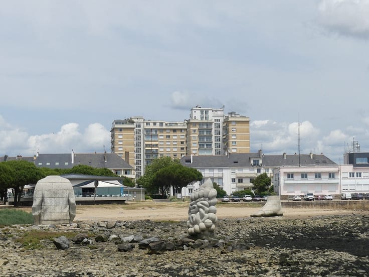 Die drei kolossalen Betonfiguren "Le pied, le pull-over et le système digestif", der Fuß, der Pullover und das Verdauungssystem