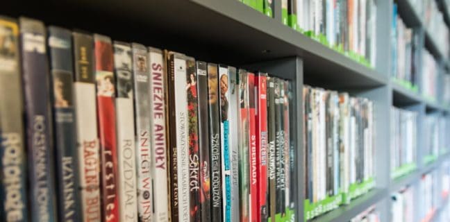 Online DVD Verleih: bequem von zu Hause – Studie sagt Filmverleih über das Internet großes Wachstum voraus. DVD und Streaming Studie: , bibliothek, bücher, lesezimmer