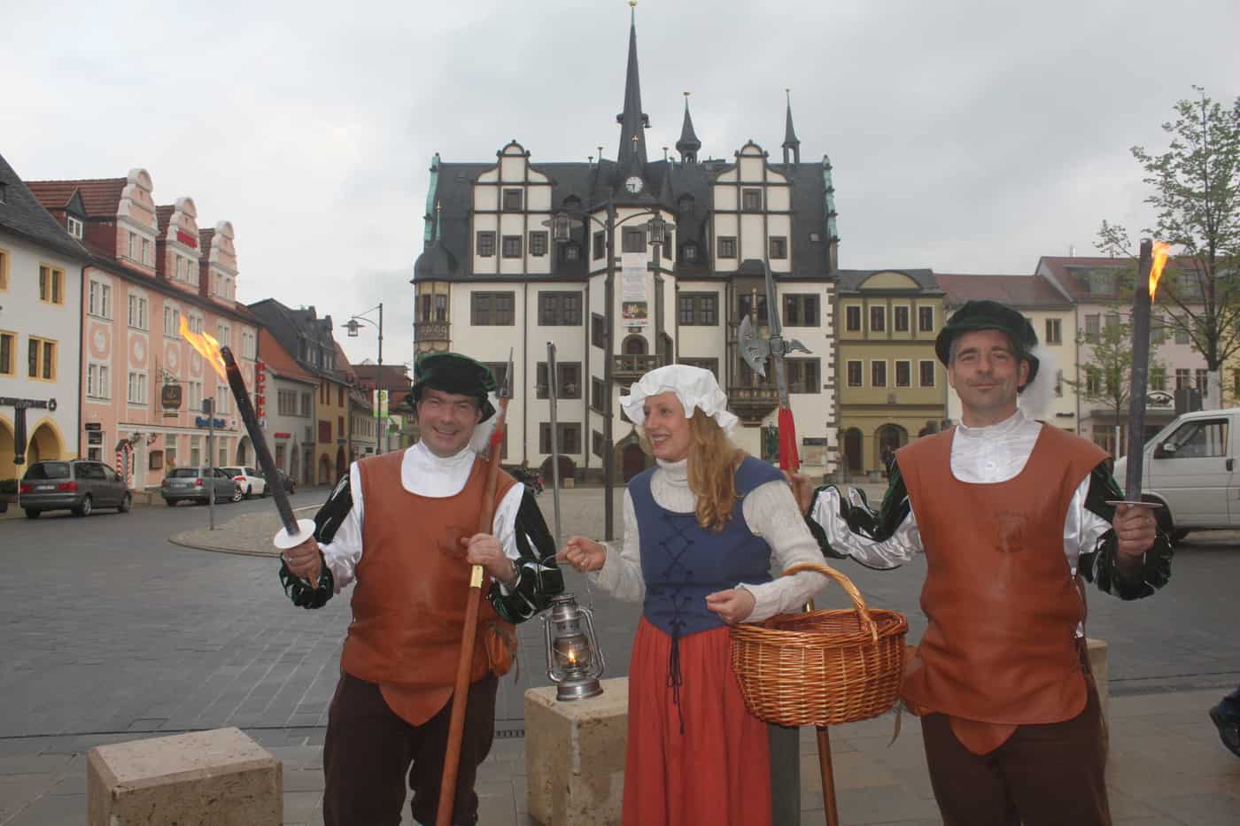 Stadttore werden erlebbar Saafeld Stadtgardisten Magd vor Rathaus