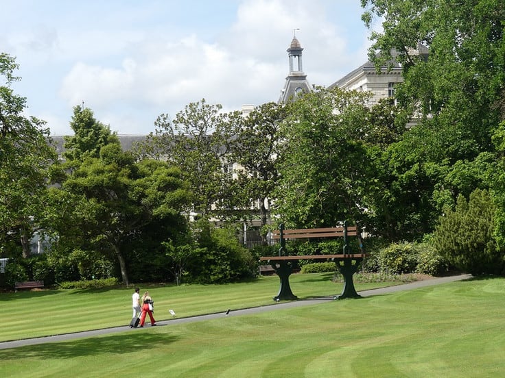 Die überdimensionale Parkbank von Claude Ponti