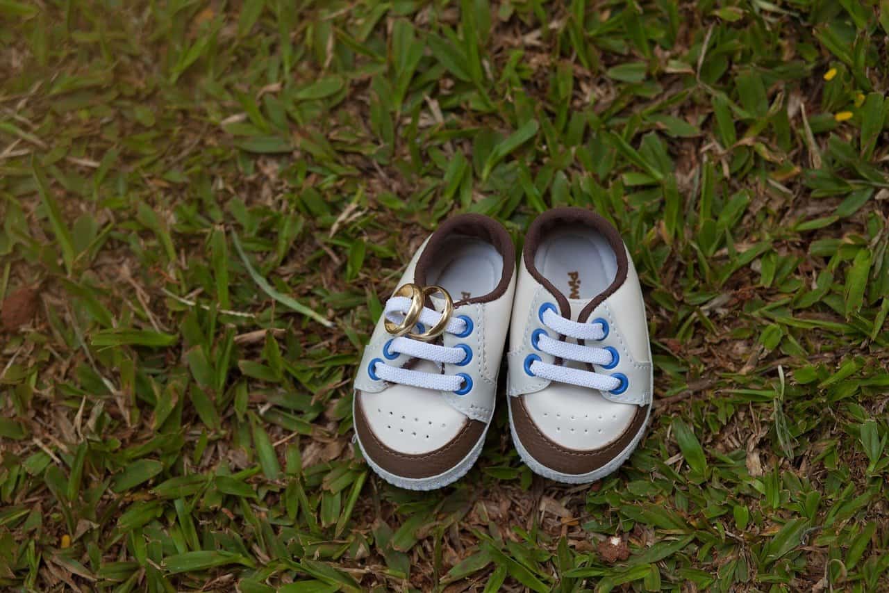 Augen auf beim Schuhekauf Schwangere Frau Pantoffel Bebe Mutterschaft-Test