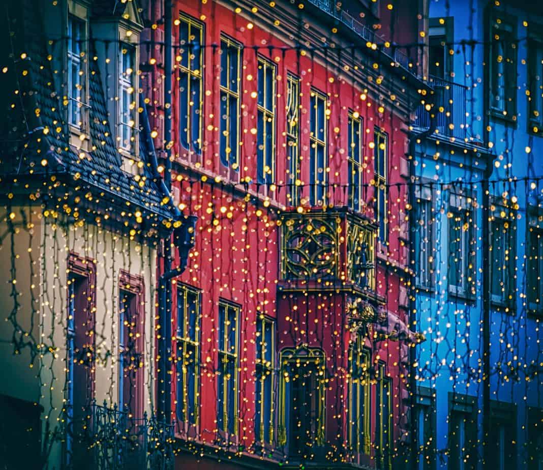 Weihnachtliche Beleuchtung mit Lichterketten Weihnachtsdekoration , lichterkette, weihnachtsschmuck, beleuchtung