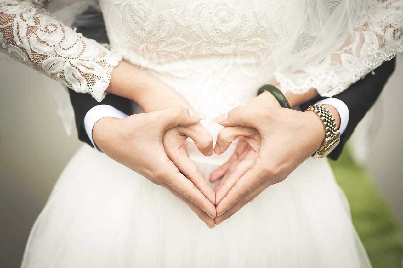 Partnerbörsen im Test Herz Hochzeit Ehe Liebe Hände Romantisch Heiraten