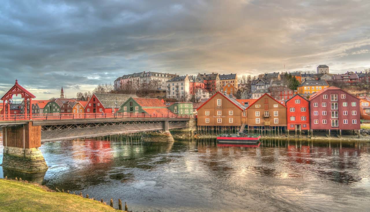 Norwegen mit der Familie entdecken und schwärmen Trondheim Norwegen Architektur Brücke Bunte Fluss