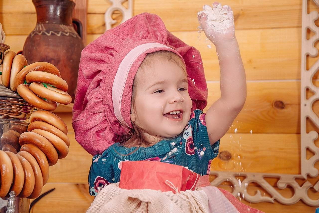 Wie gut ist Fertignahrung? Baby Menschen Wenig Lächeln Freude