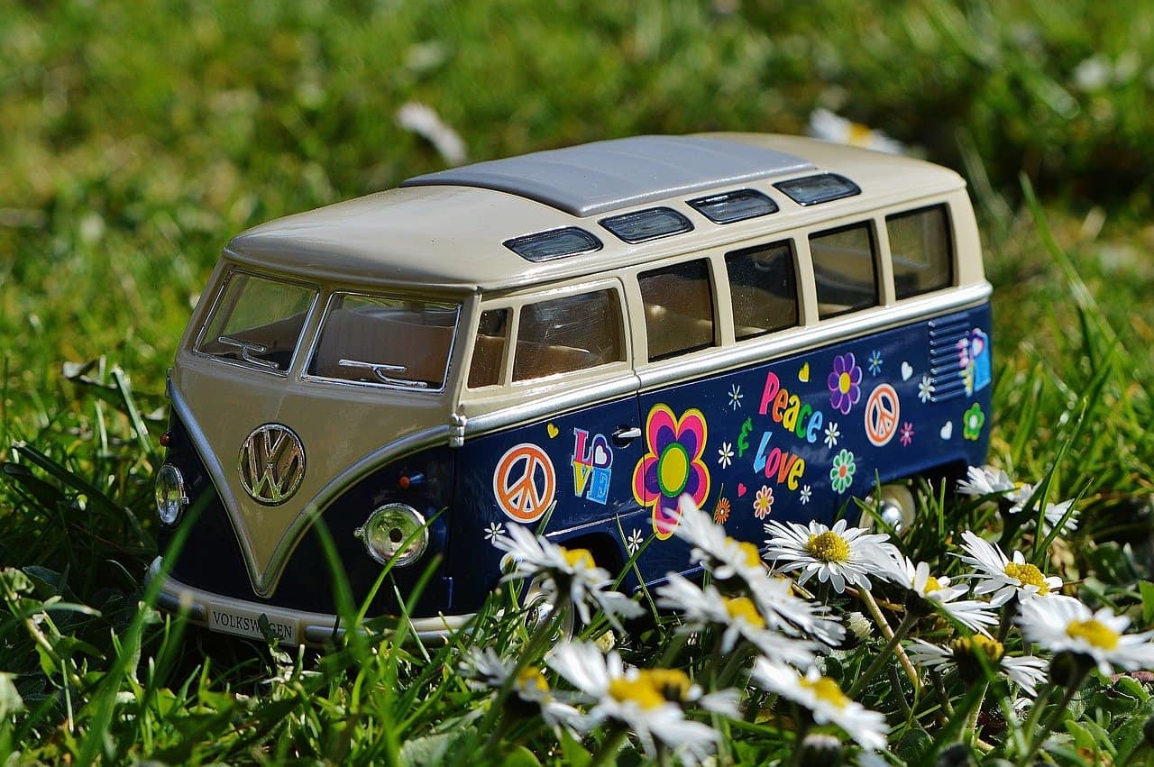 Kleines Kind auf großer Fahrt Vw Bulli Wiese Peace Vw Bus Volkswagen Camper