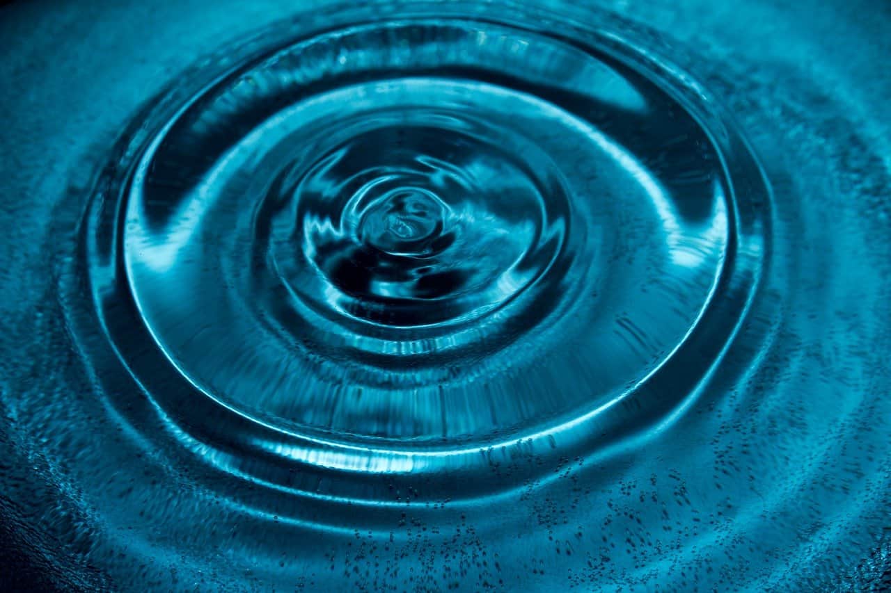 Leben unter Druck: Blasenschwäche Wassertropfen Moment Tropfen Lichtbeleuchtung