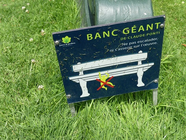 Die überdimensionale Parkbank von Claude Ponti