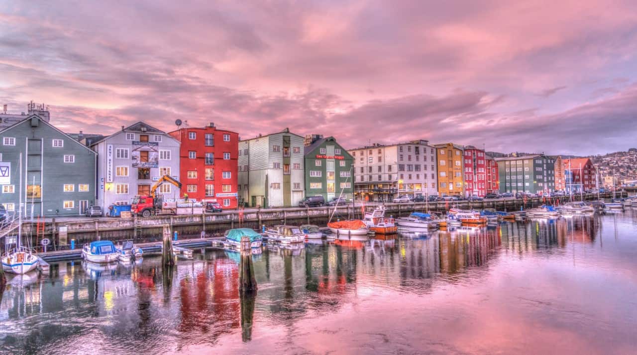 Norwegen – Unberührte Natur vor grandioser Kulisse Norwegen Trondheim Altstadt Hafen Sonnenaufgang