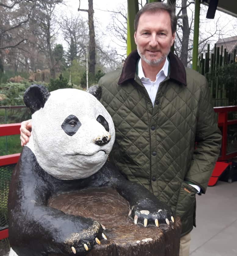 Zoo- und Tierparkdirektor Dr. Andreas Knieriem neben einem Pandabär.