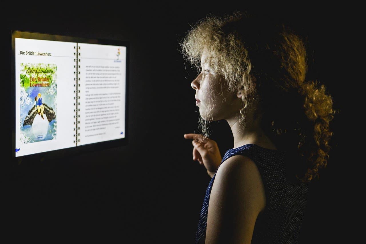 Das Sams und die Helden der Kinderbücher Vertiefende Informationen zu Autoren und Autorinnen wie Astrid Lindgren erhalten die Besucher an multimedialen Stationen. Bildnachweis: Historisches Museum der Pfalz/Carolin Breckle