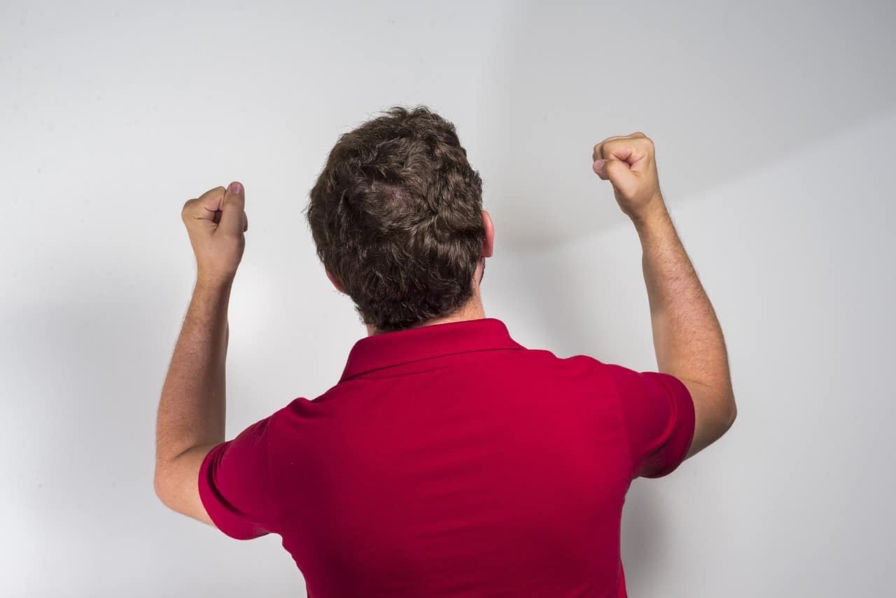 Ich ertrage mein Kind nicht mehr – Mein Kind nervt nur Mann Feier Fußball Sport Krone Spiel Sieg Streit