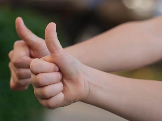 Schnuller oder Daumen? schnulller oder daumen, daumen hoch, positiv, geste