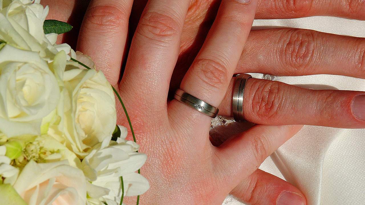 Marriage Week – Die Woche der Ehepaare – Vom 7.-14. Februar findet die Woche der Ehepaare in Deutschland statt brautpaar heirat blumen blumenstrauß blüte braut