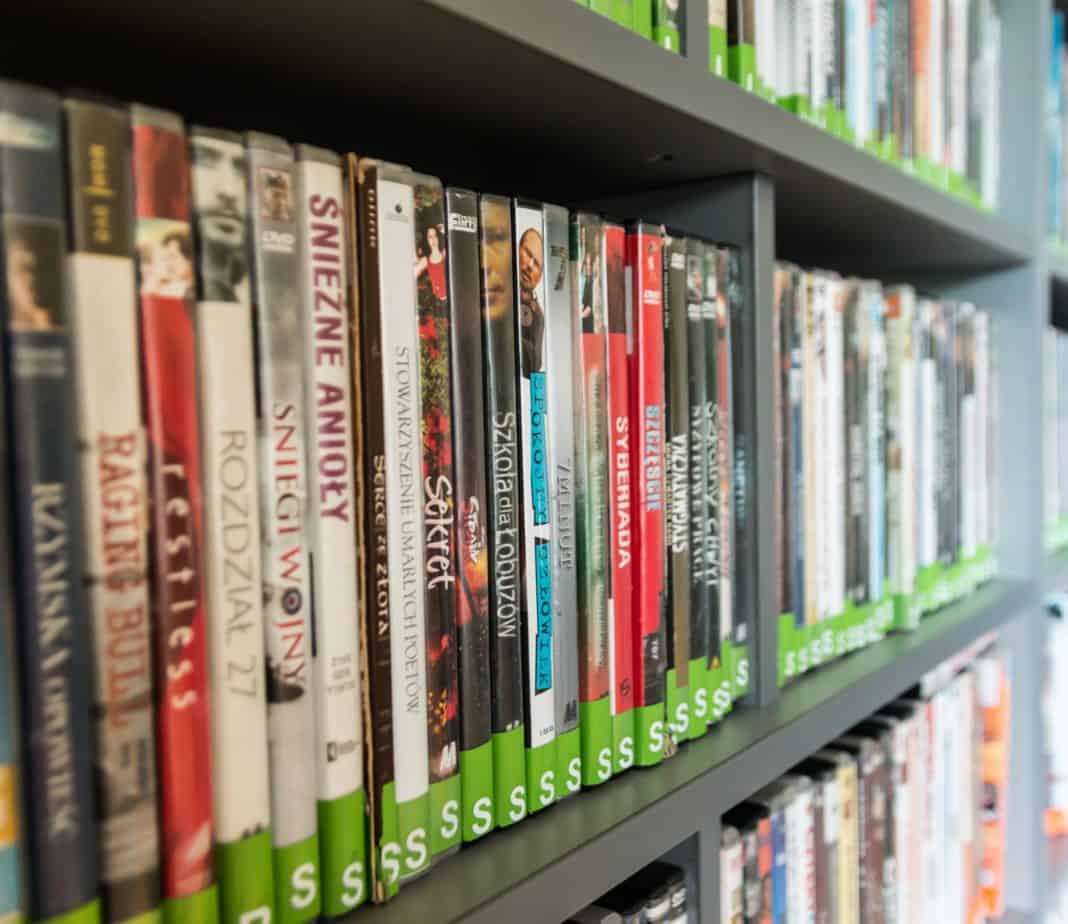 Online DVD Verleih: bequem von zu Hause – Studie sagt Filmverleih über das Internet großes Wachstum voraus. DVD und Streaming Studie: , bibliothek, bücher, lesezimmer