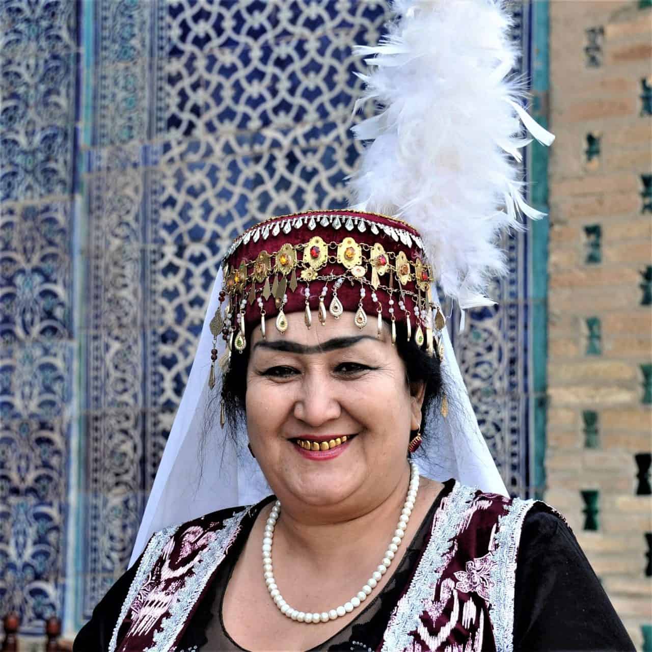 Frau in Folklore Kostüm in Usbekistan. Menschen in Usbekistan sind sehr gastfreundlich.