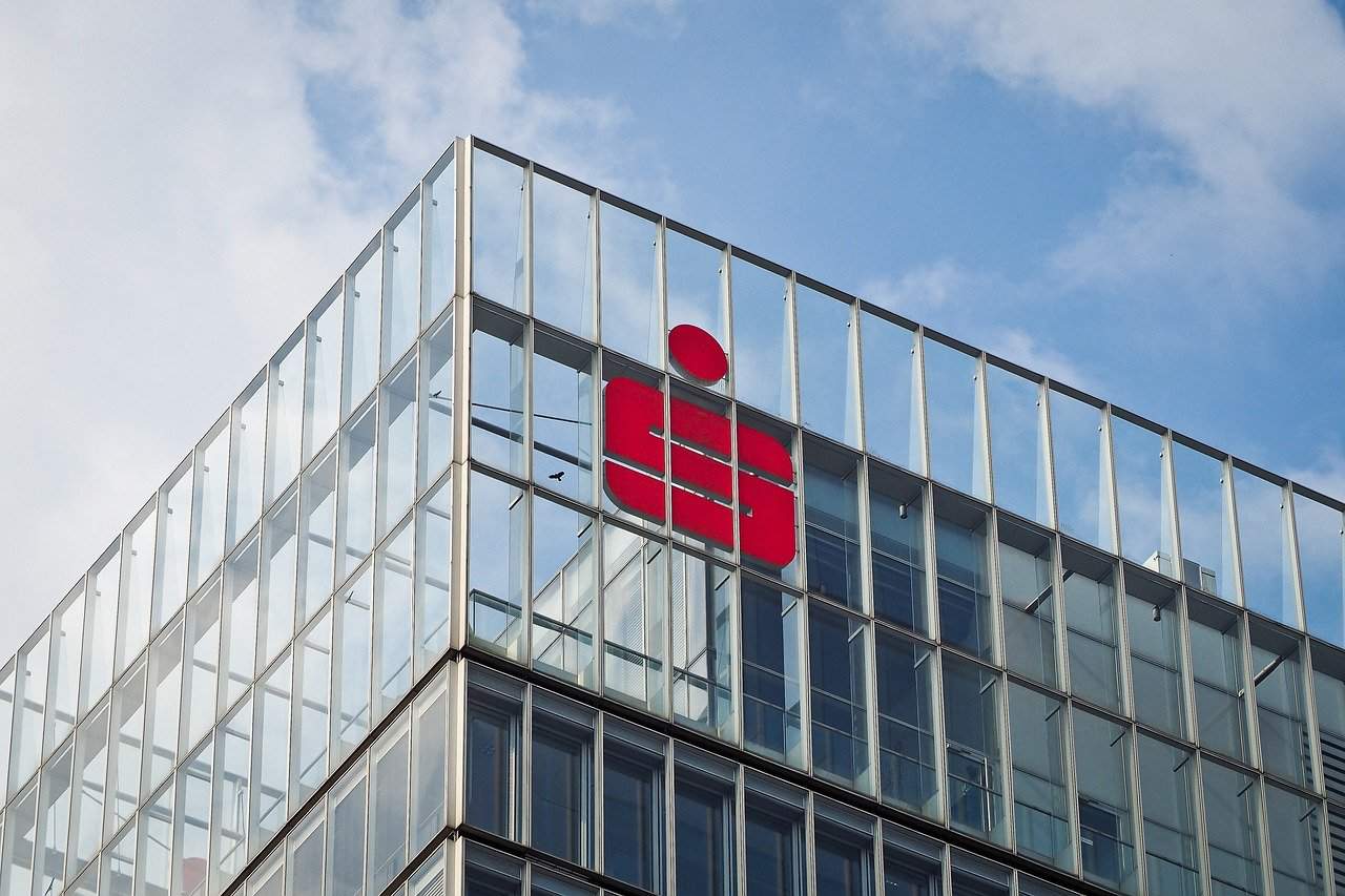 Sparkasse gibt nach und reduziert die Kosten für alle Architektur Modern Gebäude Fassade Haus Hochhaus