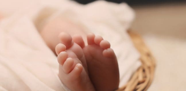 Babyschlaf – Nützliche Tipps und Informationen wie es klappen kann Babyschlaf, neugeborenes, baby, fuß