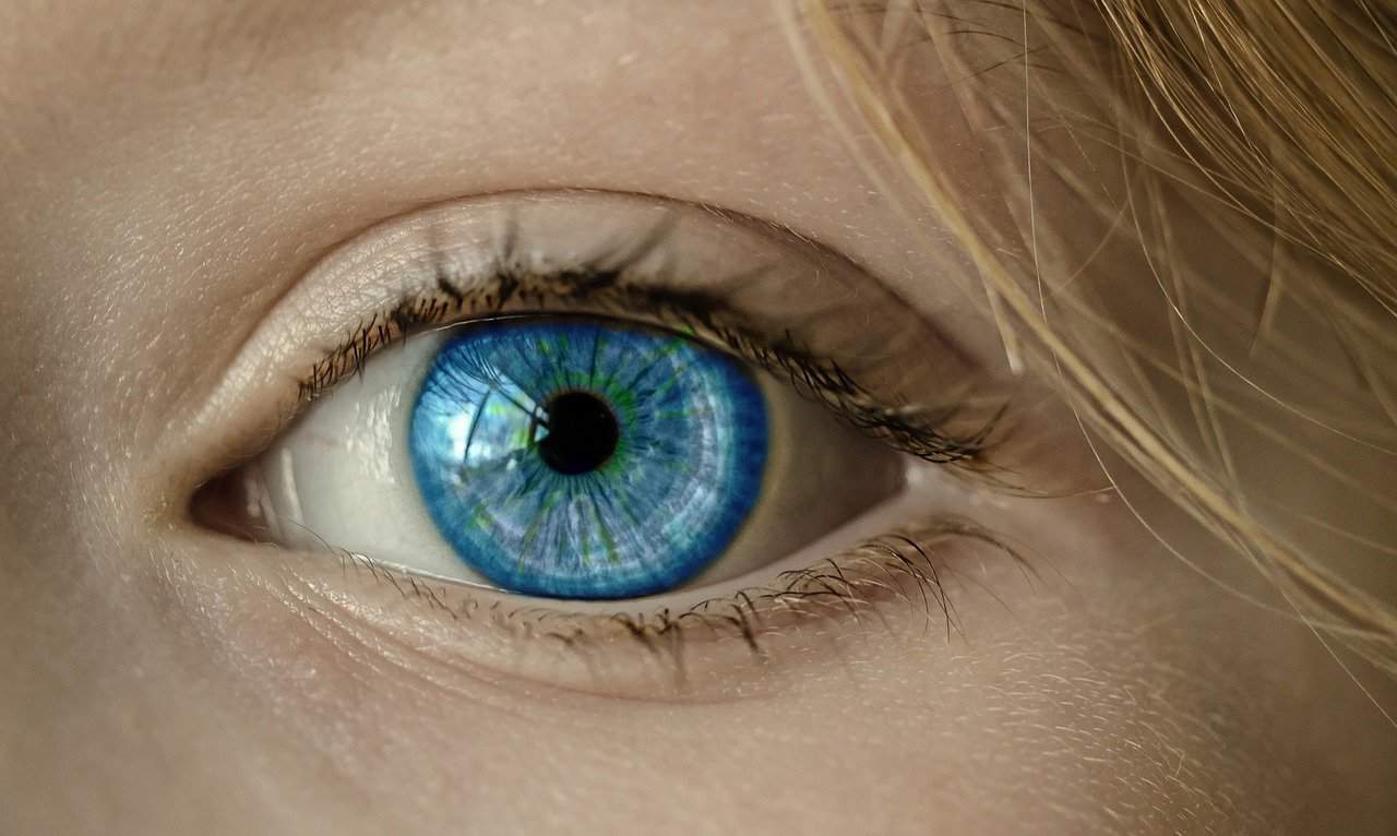 Makuladegeneration macht blind Auge Blaue Augen Iris Pupille Gesicht Nahaufnahme