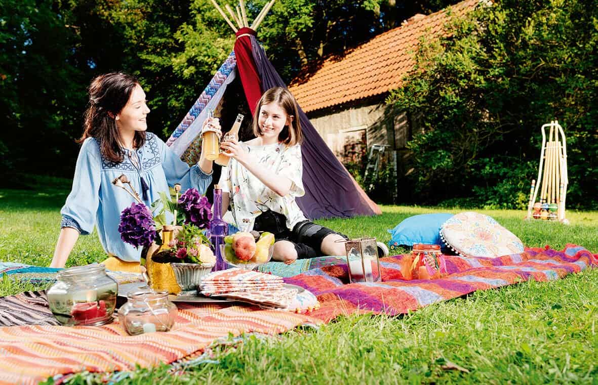 Alpenland Deko Vertrieb GmbH Amselweg 6 83071 Stephanskirchen Tel: +49 8031-80 999 89 Fax: +49 8031-74 57 Mobil: +49 170 - 8149457 info@motivservietten.de www.motivservietten.de Geschäftsführer: Johannes Baumgartner Handelsregister Traunstein HRB 4431