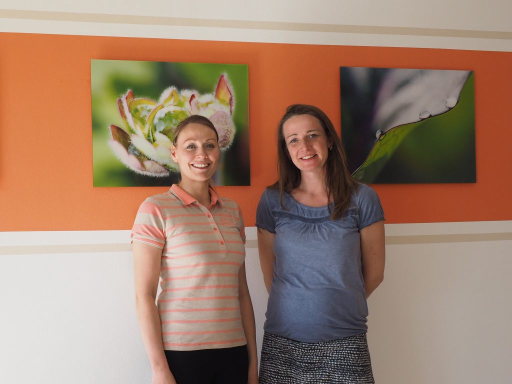 Sandra Raimann (r.) ist überglücklich: Dank der Behandlung durch die Dresdner Osteopathin Ricarda Ulrich (l.) hat sich ihr Kinderwunsch erfüllt – derzeit ist sie zum zweiten Mal schwanger. Foto: Ricarda Ulrich