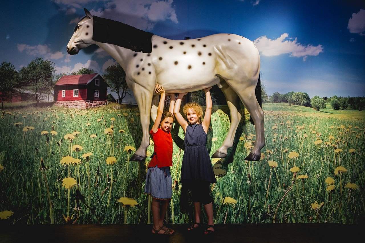 Einmal so stark sein wie Pippi Langstrump und das Pferd „Kleiner Onkel“ in die Luft heben, sogar das ist in der Ausstellung möglich! Bildnachweis: Historisches Museum der Pfalz/Carolin Breckle