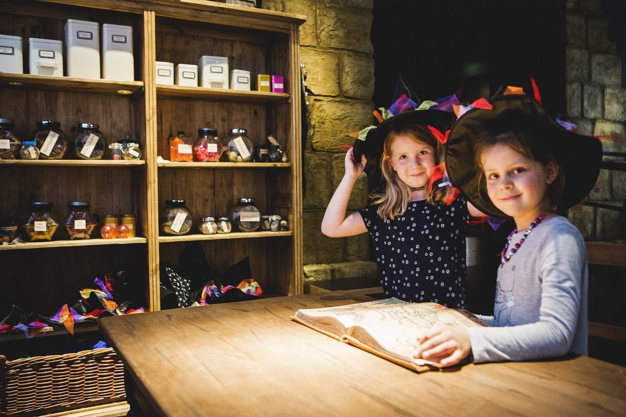 In der Küche der kleinen Hexe verkleiden sich die beiden Besucherinnen, um einen Zaubertrank zuzubereiten. Bildnachweis: Historisches Museum der Pfalz/Carolin Breckle