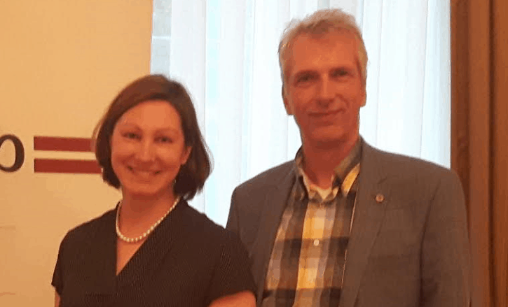 nga Skujiņa Botschafterin Lettland mit Stefan Fritsche Herausgeber Adeba.de