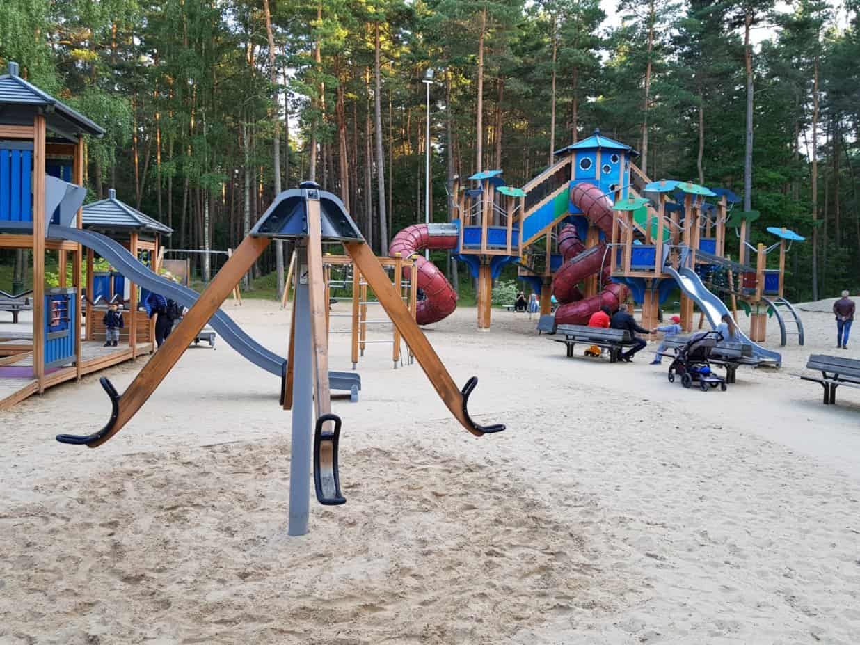 Spielplatz mit Park in Riga Lettland