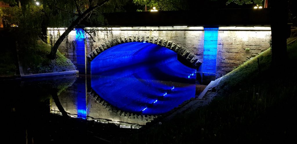 Kanal bei Nacht in Riga Lettland