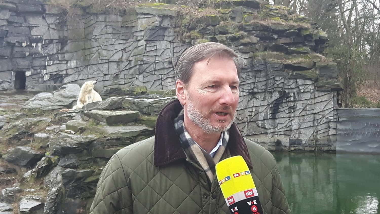 Dr. Andreas Knieriem vor der Eisbärenanlage Tierpark Berlin (Foto: Hans-Peter Gaul) Eisbärbaby Berlin.