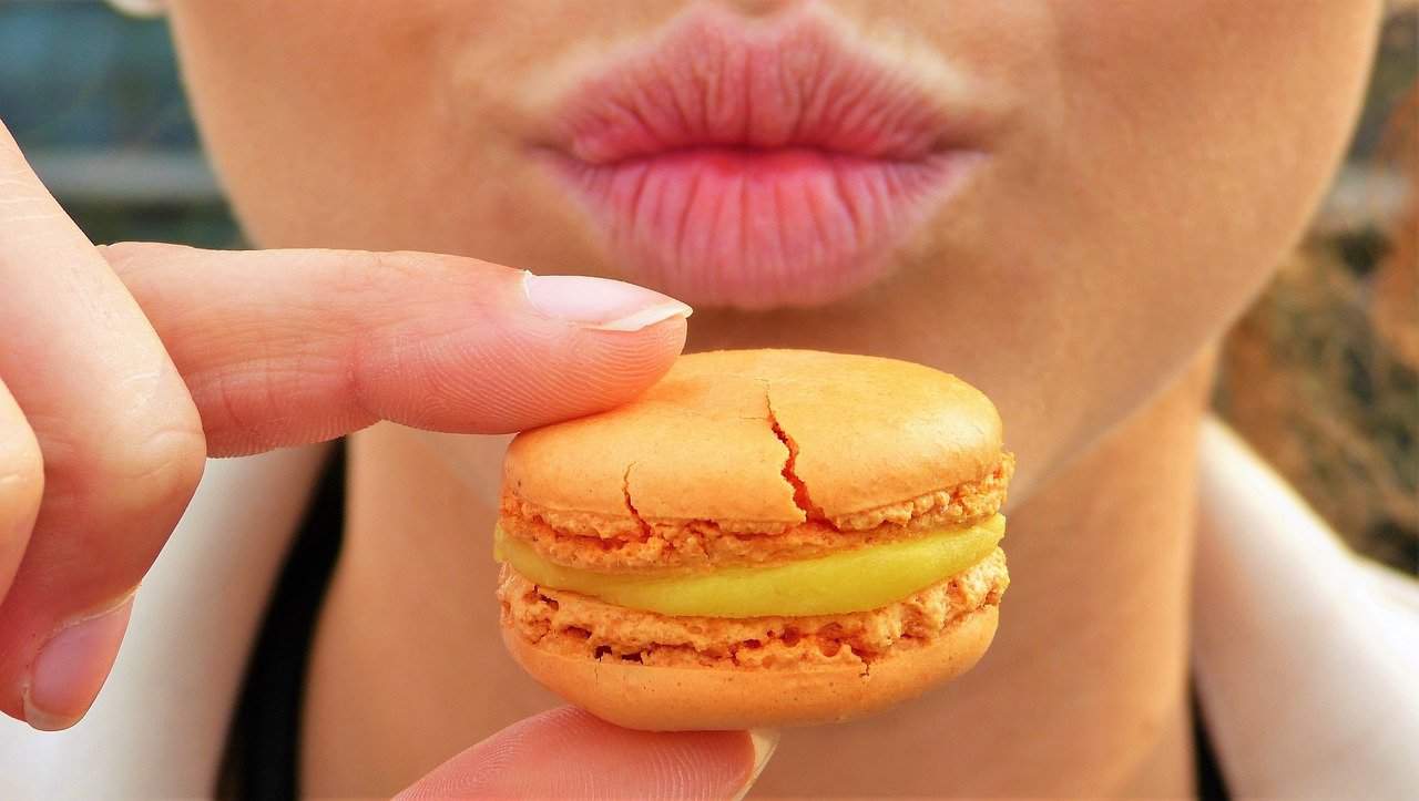 macaron orange süßigkeit gebäck mund lippen
