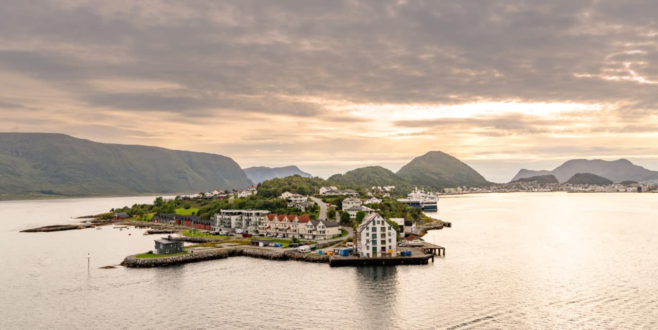 Norwegen Alesund Sonnenuntergang Berge Insel
