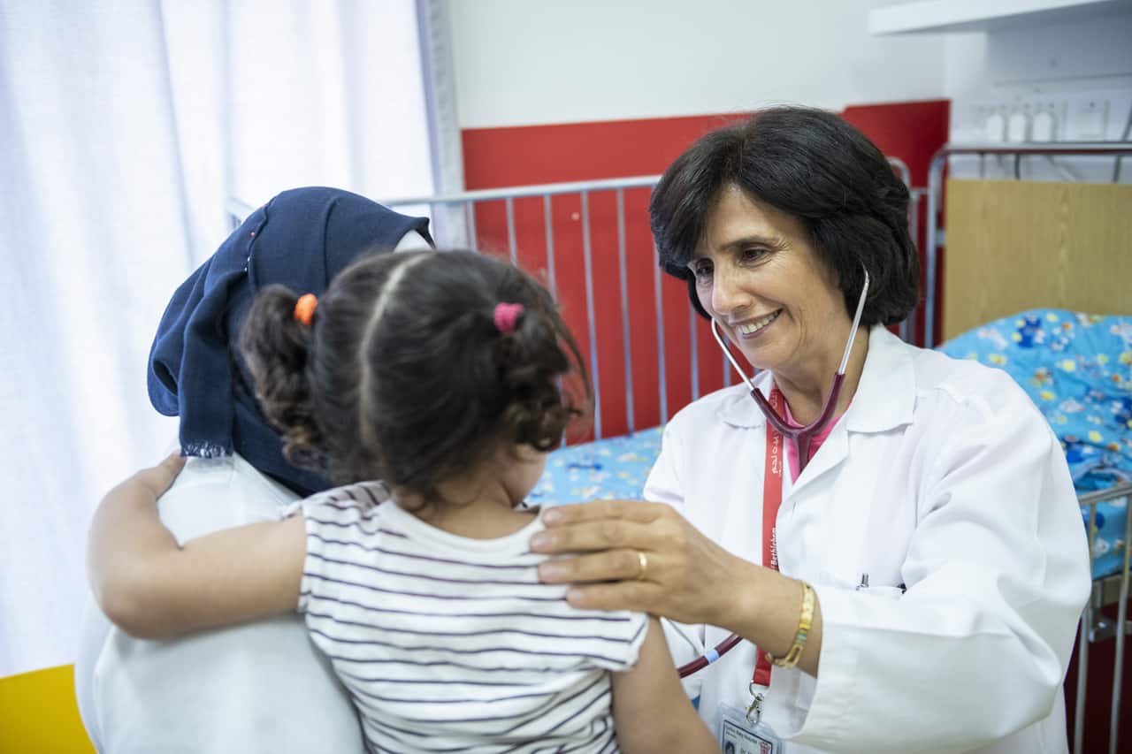 „Kinderliebe und Geduld mit den Eltern sind für den Arztberuf wesentlich“, sagt Chefärztin Dr. Hiyam Marzouqa.