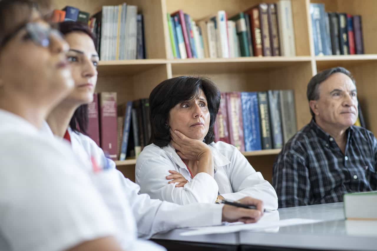 Jeden Morgen werden im Caritas Baby Hospital Neuzugänge und besonders komplexe Fälle im Ärzte-Team besprochen.