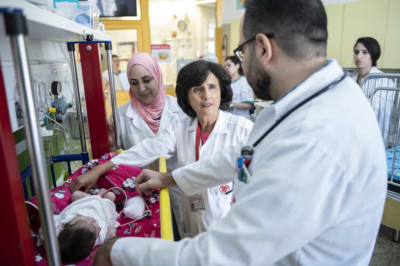 Immer wieder wird die Chefärztin bei der Visite hinzugezogen.