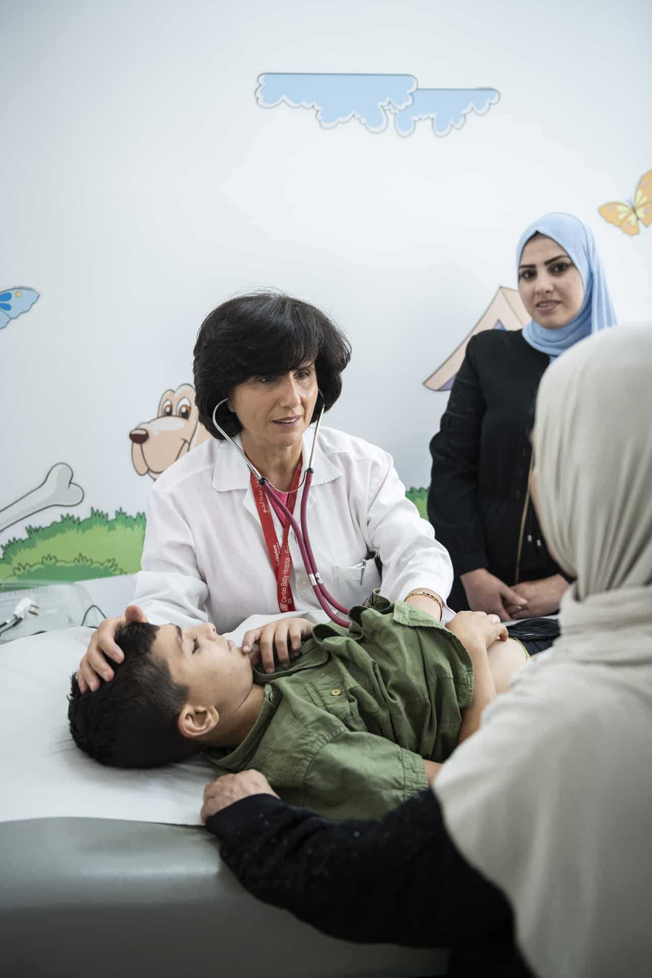 Dr. Hiyam Marzouqa untersucht im Ambulatorium einen jungen Patienten.