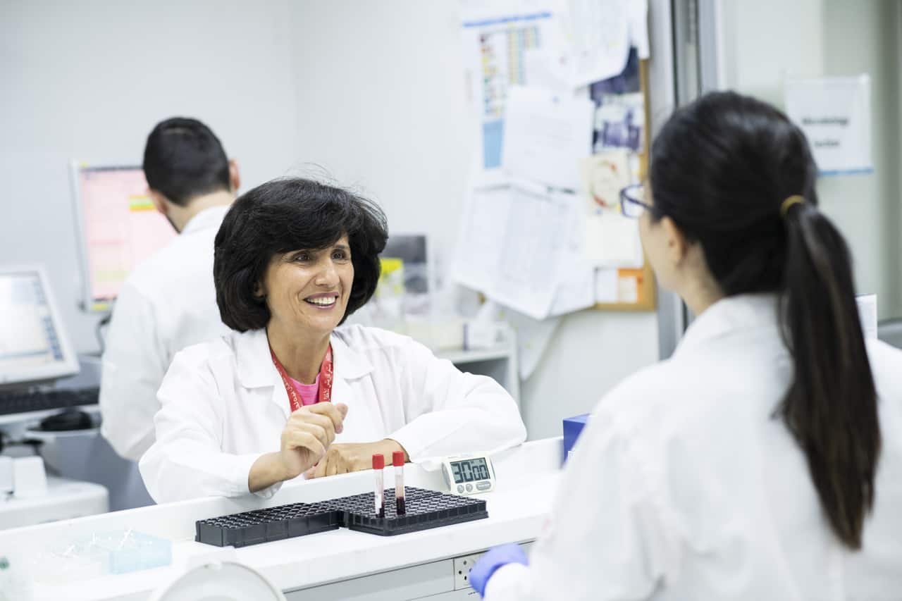 Dr. Hiyam Marzouqa im Labor des Caritas Baby Hospital, einer wichtigen Abteilung im medizinischen Alltag des Kinderkrankenhauses.