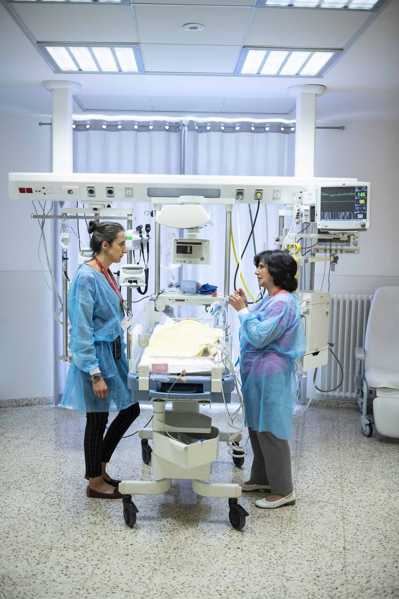 Dr. Hiyam Marzouqa tauscht sich auf der Intensivstation mit einer Sozialarbeiterin aus, die in engem Kontakt mit den Eltern steht.