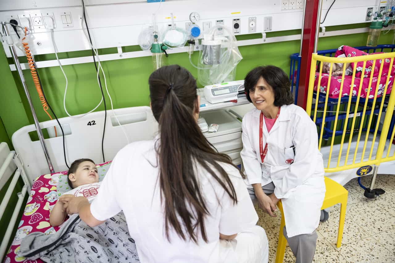 Regelmäßig geht Dr. Hiyam Marzouqa auf die Stationen und sucht selbst das Gespräch mit den Eltern.