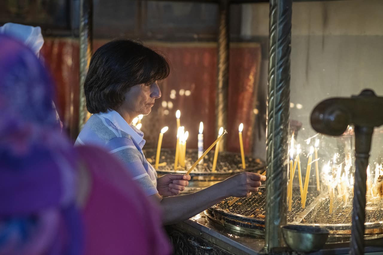 Besonderes Ritual: Fast jeden Tag besucht Dr. Hiyam Marzouqa vor der Arbeit die Geburtskirche in Bethlehem und zündet Kerzen an.